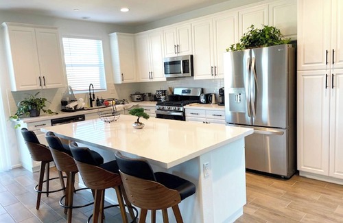 Victorville Casa | Modern Desert Gem, Boho Retreat, 2 Living Rooms, Sleeps 10
