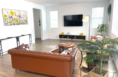 Victorville Casa | Modern Desert Gem, Boho Retreat, 2 Living Rooms, Sleeps 10
