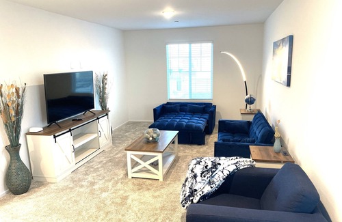 Victorville Casa | Modern Desert Gem, Boho Retreat, 2 Living Rooms, Sleeps 10