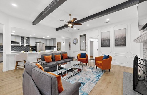 Southwest Carrollton Casa | Modern Design & Chef's Kitchen & Spacious & Stylish 4 bedroom 3.5 bathroom