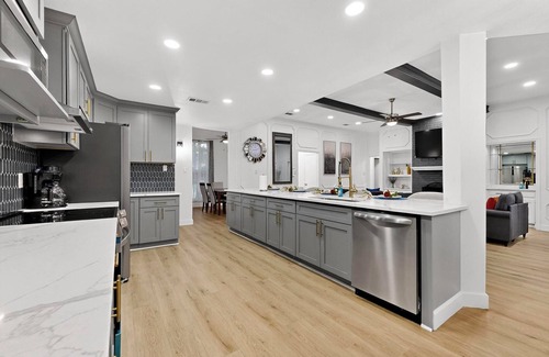 Southwest Carrollton Casa | Modern Design & Chef's Kitchen & Spacious & Stylish 4 bedroom 3.5 bathroom