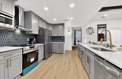Southwest Carrollton Casa | Modern Design & Chef's Kitchen & Spacious & Stylish 4 bedroom 3.5 bathroom