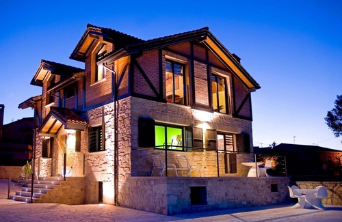 Pradena Chalet De Esquí | Casa rural de diseño moderno fantásticas calidades jacuzzi, aire acondi etc etc
