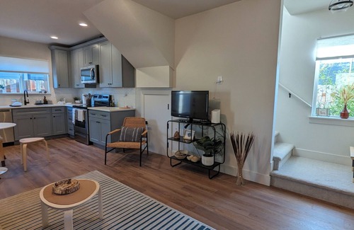 Woodstock Casa | Modern Detached ADU in SE PDX, 2 bedroom, 1.5 bathroom