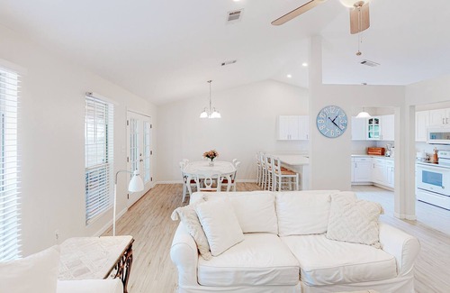 Gulfview Heights Casa | Modern dog-friendly home near the Gulf with yard, grill, screened porch & bikes
