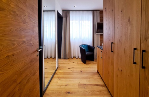 Oberstaufen Apartamento | Modern double room with hotel connection in the center of Oberstaufen