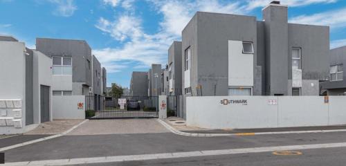 Bloubergstrand Apartamento | Modern Double-Story 2-Bedroom Townhouse with Private Backyard & Braai