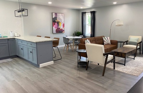South Charleston Apartamento | Modern downtown apartment, spacious in a great location