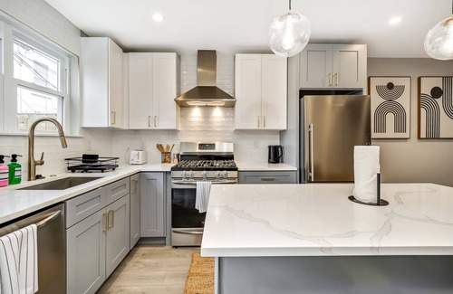 Point Breeze Casa | Modern Downtown 5BD/3BTH + Roof Deck - Sleeps 10