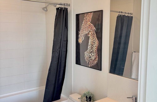 Victoria Park Apartamento | MODERN DOWNTOWN APARTMENT - Only a 5 minute walk to the Stampede grounds.