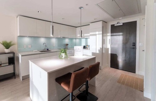 Victoria Park Condominio | Modern Downtown Condo in Calgary's Tallest Residential Bldg! - Free Parking - AC