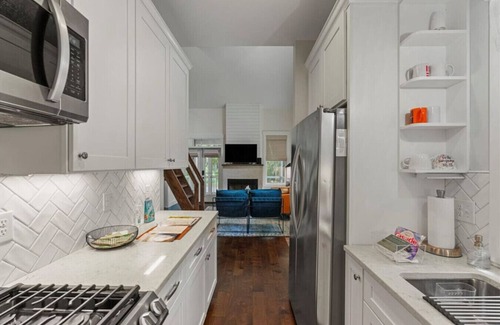 Uptown Cabaña | Modern Downtown Cottage