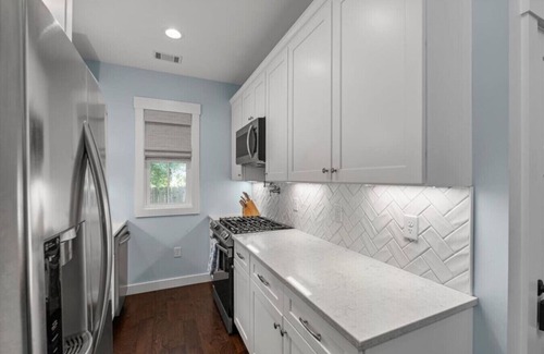 Uptown Cabaña | Modern Downtown Cottage