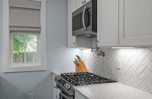 Uptown Cabaña | Modern Downtown Cottage