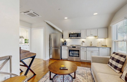 Germantown Apartamento | Modern downtown escape with fast WiFi, full kitchen, modern decor & central AC