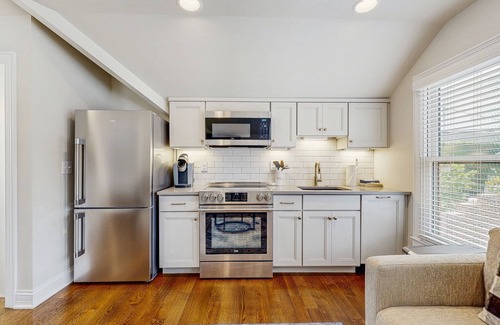 Germantown Apartamento | Modern downtown escape with fast WiFi, full kitchen, modern decor & central AC