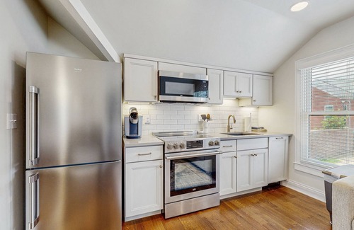 Germantown Apartamento | Modern downtown escape with fast WiFi, full kitchen, modern decor & central AC