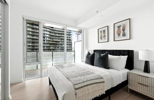 Downtown Toronto Apartamento | Modern Downtown Retreat - Sleek Patio Oasis