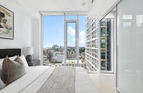 Downtown Toronto Apartamento | Modern Downtown Retreat - Sleek Patio Oasis