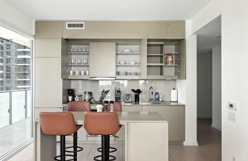 Downtown Toronto Apartamento | Modern Downtown Retreat - Sleek Patio Oasis