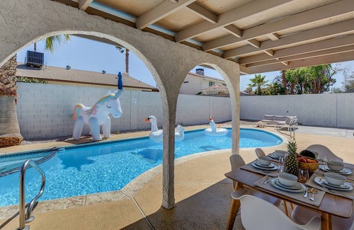 Paradise Villa | Modern Dream Home 5BR & 4BA pool, spa, basketball & bbq (31 day min, 70% off)