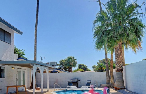 Paradise Villa | Modern Dream Home 5BR & 4BA pool, spa, basketball & bbq (31 day min, 70% off)