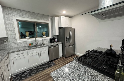 Greater East End Apartamento | Modern EADO Retreat[KingBed[Office[Private]