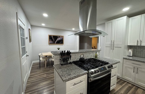 Greater East End Apartamento | Modern EADO Retreat[KingBed[Office[Private]