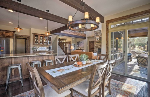 Redmond Casa | NUEVO- Eagle Crest Home w / 2 Decks, chimenea y barbacoa