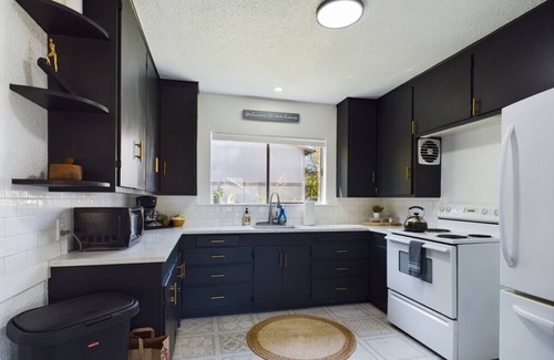 Corvallis Casa | 🌿 Modern Earthy Bungalow | KING Beds A/C Pet-Friendly Fenced Yard