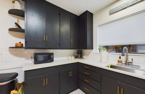 Corvallis Casa | 🌿 Modern Earthy Bungalow | KING Beds A/C Pet-Friendly Fenced Yard