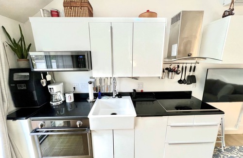 Provincetown Condominio | Modern East End Loft - Private Beach, In-Ground Pool Access, & Hot Tub!