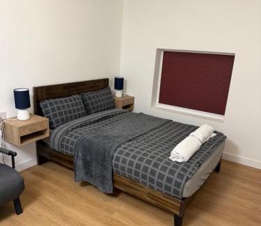Bow Casa | Modern East London Apartment with Private Studio & Guest Rooms-Near Bow, Victoria Park