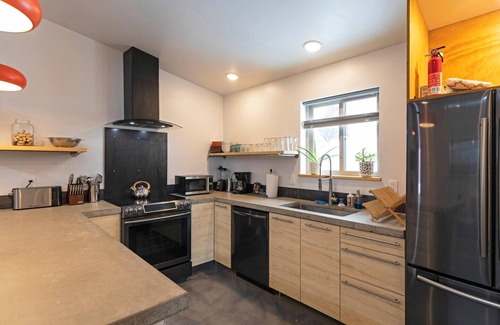 Lower Rattlesnake Casa | Modern, Eco-Friendly Home - Walking distance to Downtown Missoula & St. Pats Hospital