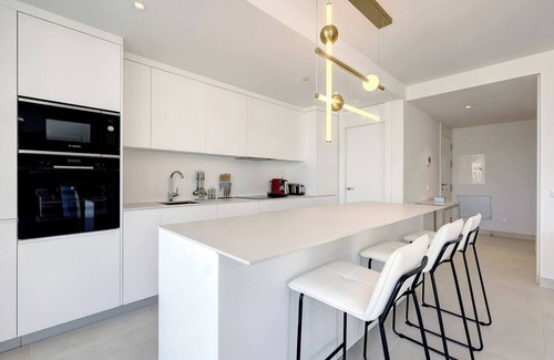 Fuengirola Apartamento | Moderno apartamento en El Higuerón Oeste con jardín privado y barbacoa