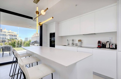 Fuengirola Apartamento | Moderno apartamento en El Higuerón Oeste con jardín privado y barbacoa