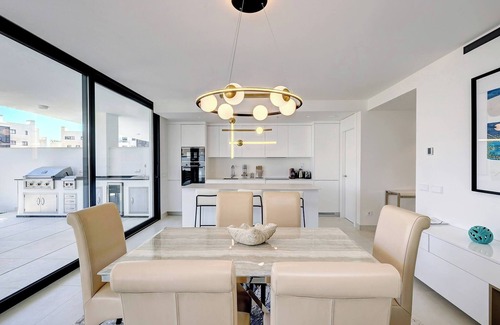 Fuengirola Apartamento | Moderno apartamento en El Higuerón Oeste con jardín privado y barbacoa