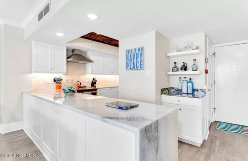 Wrightsville Beach Condominio | Modern Elegance Meets Coastal Escape: Explore Newly Updated 2 BR Penthouse Condo