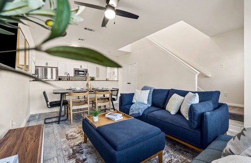 Southeast Arlington Casa | Modern Elegance: 4BR Arlington Gem. Minutes to the Cowboys, Rangers, & 6 Flags!