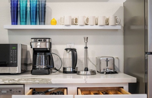 Upland Casa | Modern Elegance: Fully Remodeled Guest House Oasis