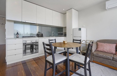 St. Kilda East Apartamento | Modern Elegance Meets Urban Style in St Kilda