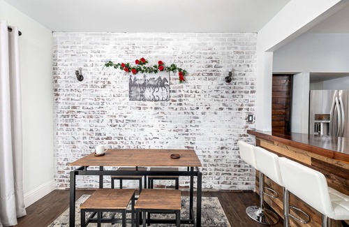 Southwest Carrollton Casa | Modern Elegance: Prime Location in Carrollton