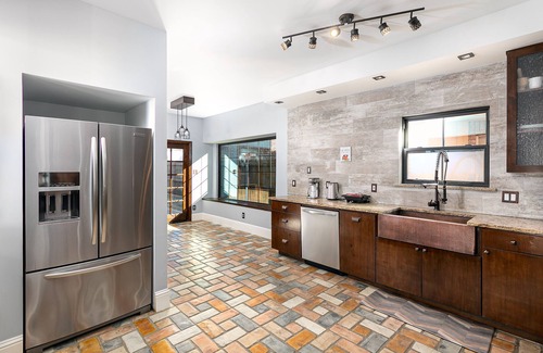 Southwest Carrollton Casa | Modern Elegance: Prime Location in Carrollton