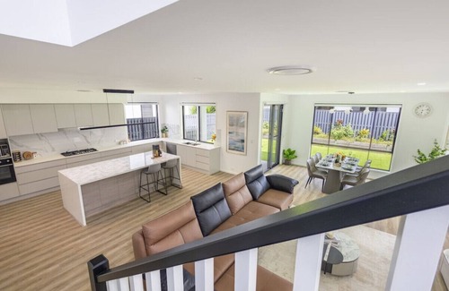 Rochedale Casa | Modern Elegance: Spacious 5BR Retreat in Rochedale
