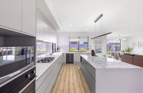 Rochedale Casa | Modern Elegance: Spacious 5BR Retreat in Rochedale