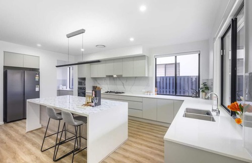 Rochedale Casa | Modern Elegance: Spacious 5BR Retreat in Rochedale