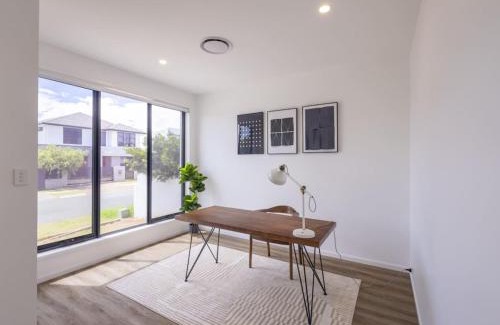 Rochedale Casa | Modern Elegance Spacious 5BR Retreat in Rochedale