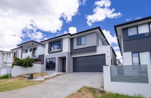Rochedale Casa | Modern Elegance Spacious 5BR Retreat in Rochedale