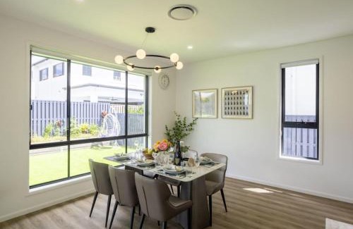Rochedale Casa | Modern Elegance Spacious 5BR Retreat in Rochedale