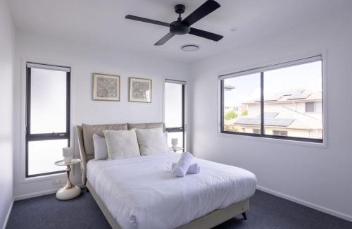 Rochedale Casa | Modern Elegance Spacious 5BR Retreat in Rochedale